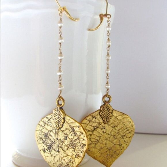 𝅺CUSTOM made gold pearl drop leaf earrings - Picture 4 of 4
